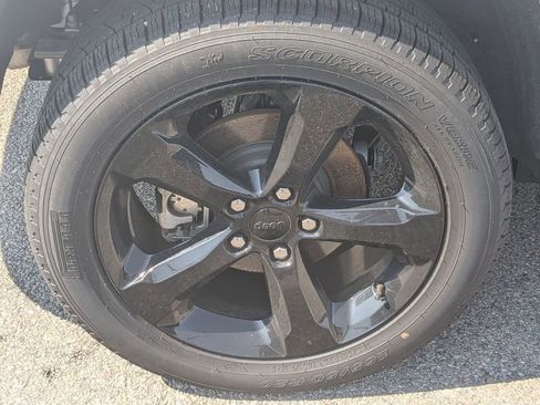 Used 2023 Jeep Grand Cherokee Limited w/ Black Appearance Package image 14