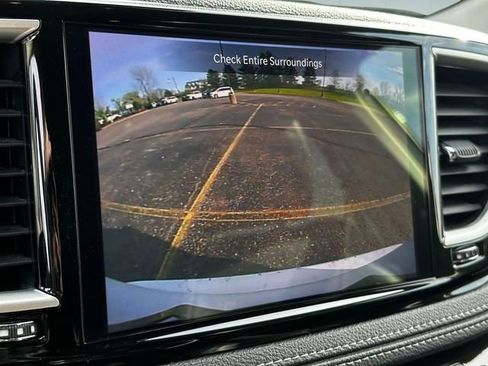 Used 2024 Chrysler Pacifica Limited FWD image 23