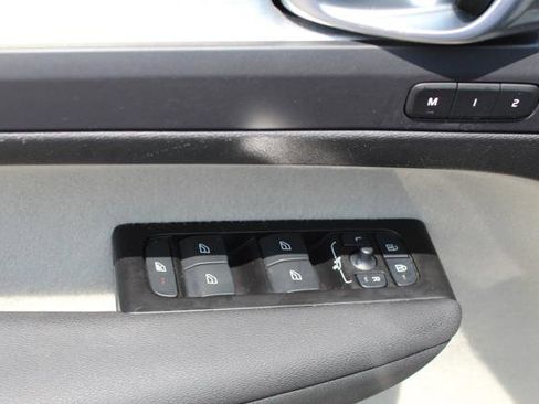 Used 2022 Volvo XC40 T5 Momentum image 15