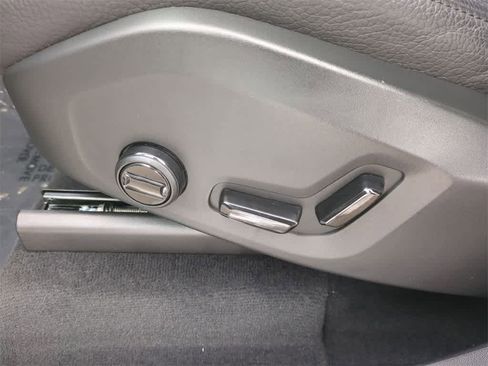 Used 2025 Volvo XC90 T8 Plus w/ Protection Package Premier image 9