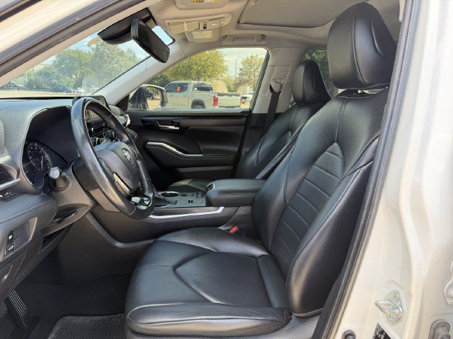 Used 2021 Toyota Highlander XLE FWD image 25