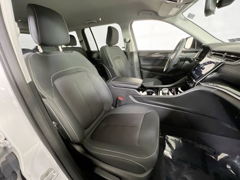 Used 2023 Jeep Grand Cherokee Laredo image 25