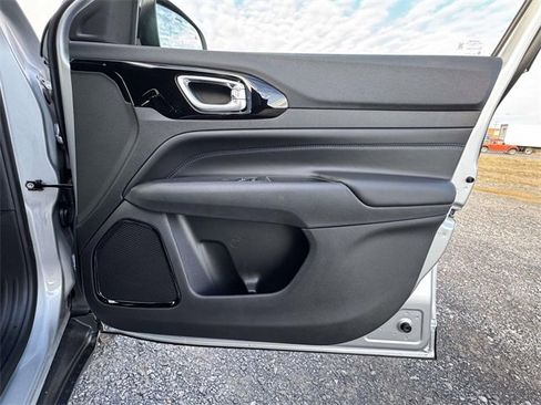 New 2026 Jeep Compass Latitude image 14
