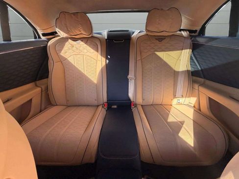 Used 2025 Bentley Flying Spur Plug-In Hybrid image 31
