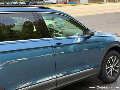 Used 2020 Volkswagen Tiguan SE w/ Panoramic Sunroof Package image 44