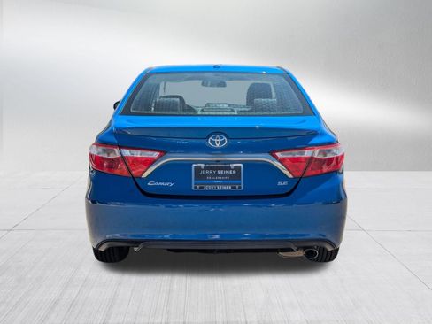 Used 2017 Toyota Camry SE w/ Moonroof Package FWD image 4
