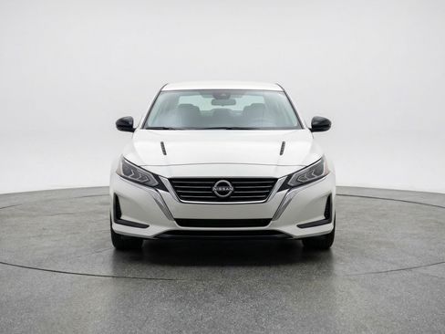 Used 2025 Nissan Altima 2.5 SV FWD image 2
