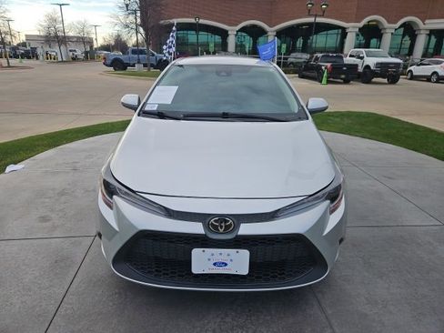 Used 2022 Toyota Corolla LE image 2