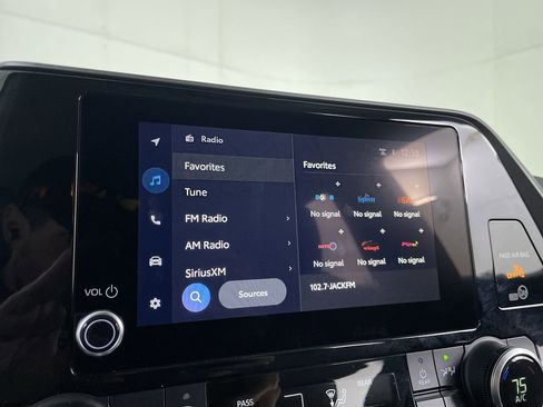 Used 2023 Toyota Highlander L image 14