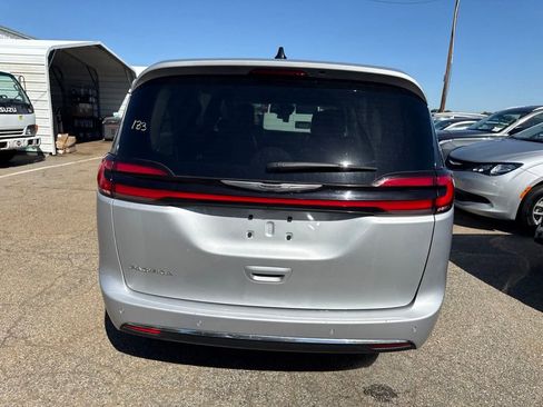 Used 2024 Chrysler Pacifica Touring-L FWD image 3