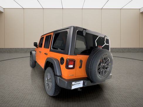 Used 2025 Jeep Wrangler Unlimited Sport AWD/4WD image 3