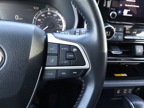 Used 2024 Toyota Highlander XLE image 32