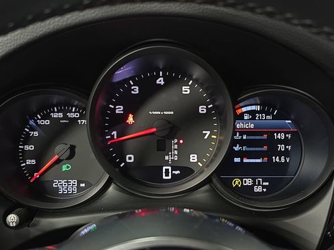 Certified 2021 Porsche Macan AWD/4WD image 15