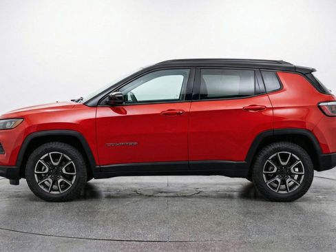 Used 2025 Jeep Compass Trailhawk image 5