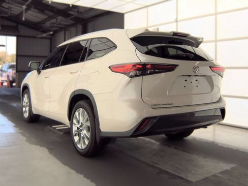 Used 2021 Toyota Highlander Limited FWD image 2