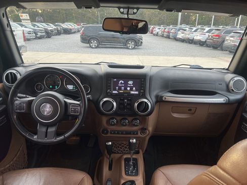 Used 2016 Jeep Wrangler Unlimited Rubicon w/ Connectivity Group image 9