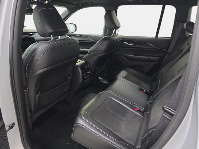 Used 2024 Jeep Grand Cherokee Altitude AWD/4WD image 12