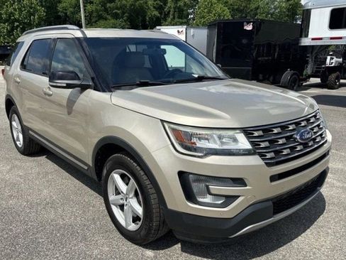 Used 2017 Ford Explorer XLT w/ Equipment Group 202A AWD/4WD image 4