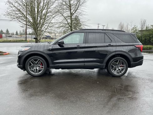 Used 2025 Ford Explorer ST-Line w/ ST-Line Street Pack image 2