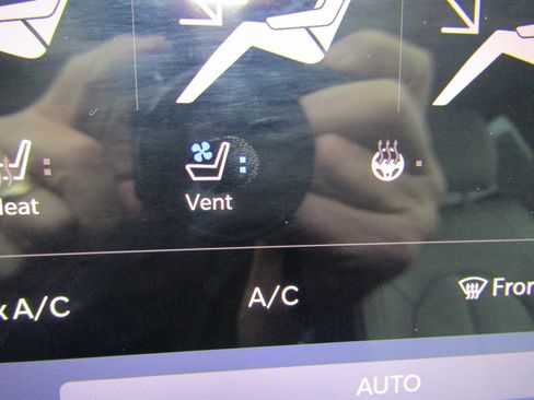 Used 2021 Chrysler Pacifica Limited w/ Uconnect Theater Family Group image 34