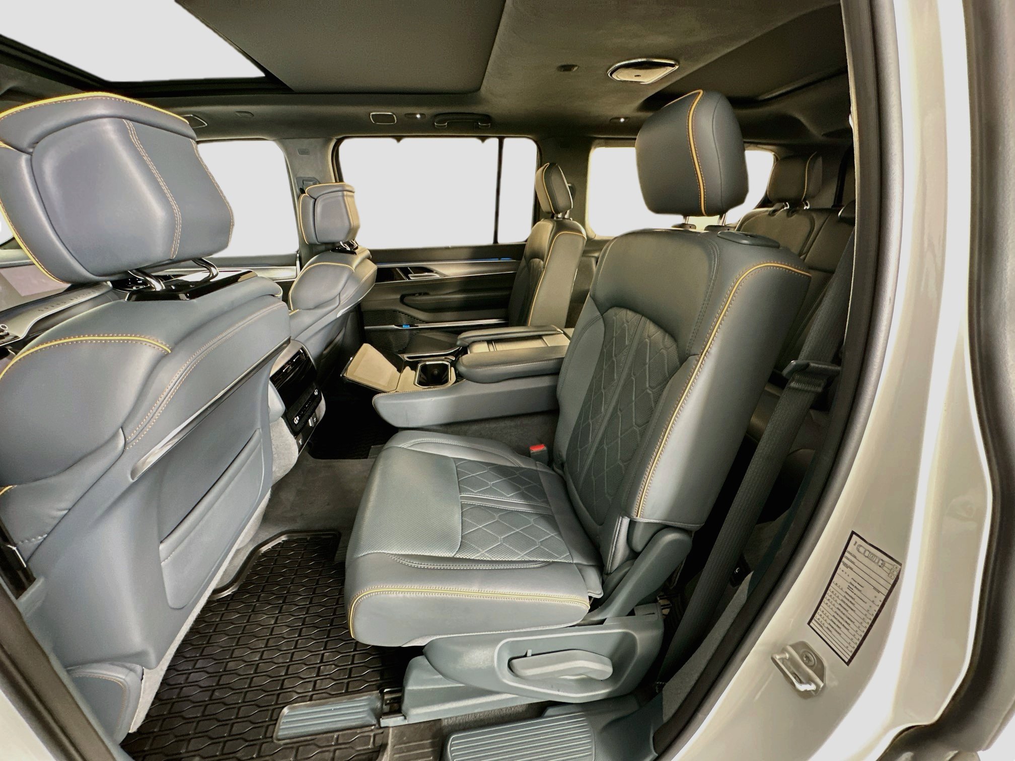Used 2022 Jeep Grand Wagoneer Series III AWD/4WD image 30