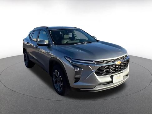 Used 2025 Chevrolet Trax LT image 3