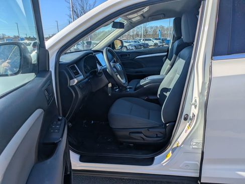 Used 2019 Toyota Highlander LE image 14