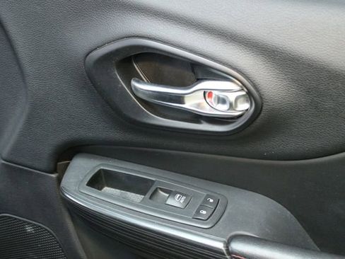 Used 2016 Jeep Cherokee Trailhawk w/ Cold Weather Group image 9