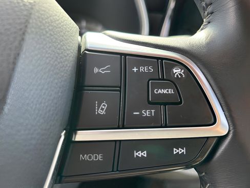 Used 2020 Toyota Highlander XLE image 25