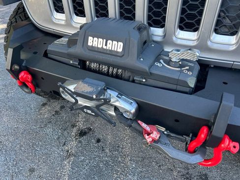 Used 2020 Jeep Gladiator Overland AWD/4WD image 11