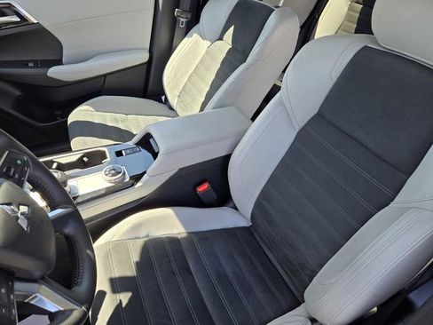 Used 2025 Mitsubishi Outlander SE image 27
