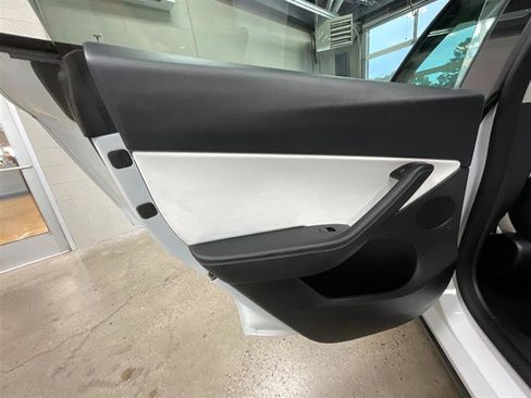 Used 2022 Tesla Model Y Performance AWD/4WD image 18