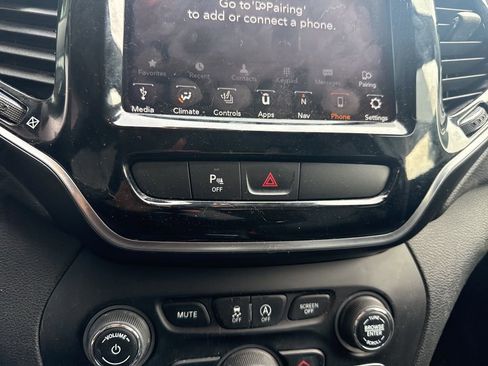 Used 2019 Jeep Cherokee Limited image 23