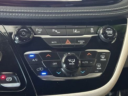 Used 2021 Chrysler Pacifica Touring-L FWD image 28