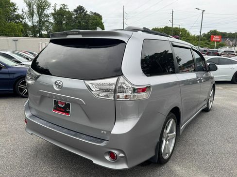 Used 2018 Toyota Sienna SE Premium w/ Carpet Mat Package FWD image 7