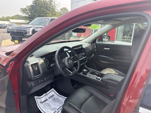 Used 2023 Nissan Pathfinder SL image 4