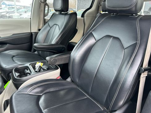 Used 2020 Chrysler Voyager Lxi image 18