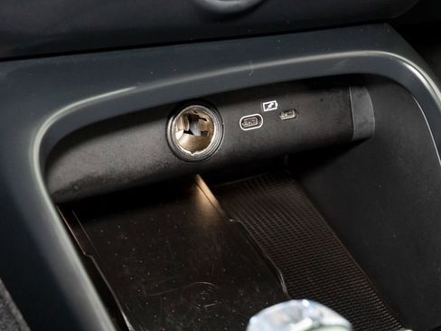 Used 2024 Volvo XC40 B5 Plus w/ Climate Package image 18