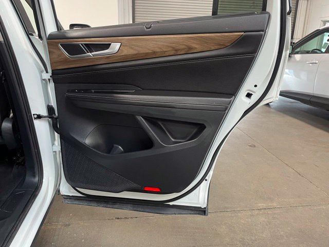 Used 2025 Volkswagen Atlas SE AWD/4WD image 16