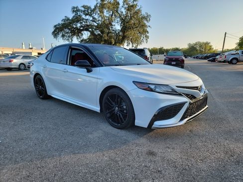 Used 2022 Toyota Camry XSE FWD image 3