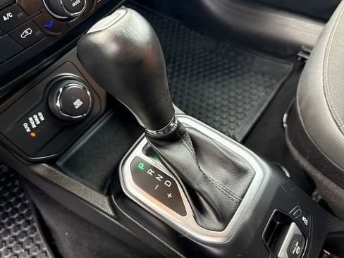 Used 2023 Jeep Renegade Latitude image 39