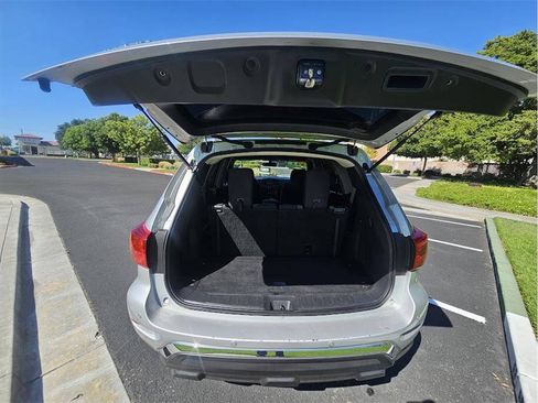 Used 2018 Nissan Pathfinder SV AWD/4WD image 39