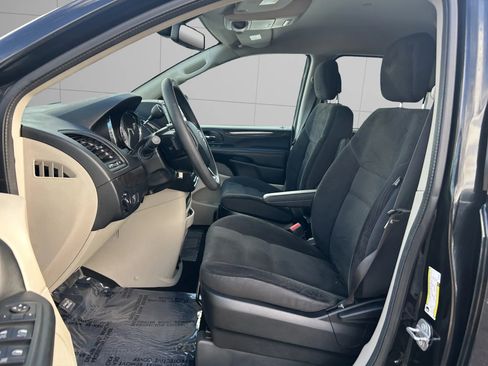 Used 2019 Dodge Grand Caravan SE w/ UConnect Hands-Free Group image 9