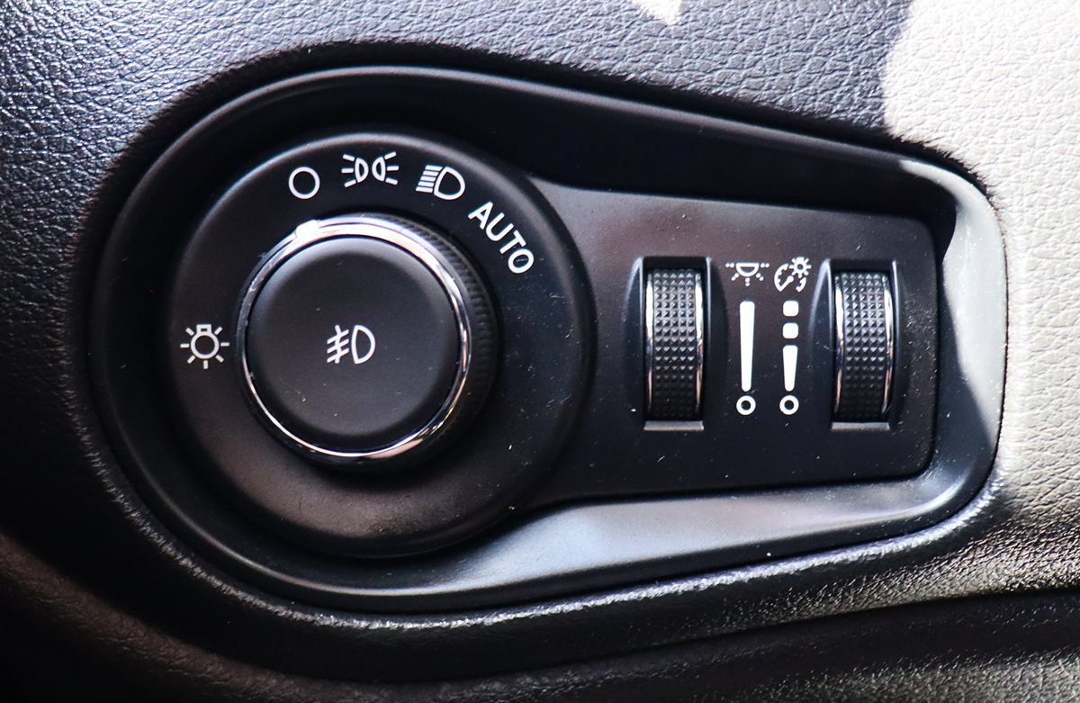 Used 2021 Jeep Renegade Latitude w/ Convenience Group FWD image 41