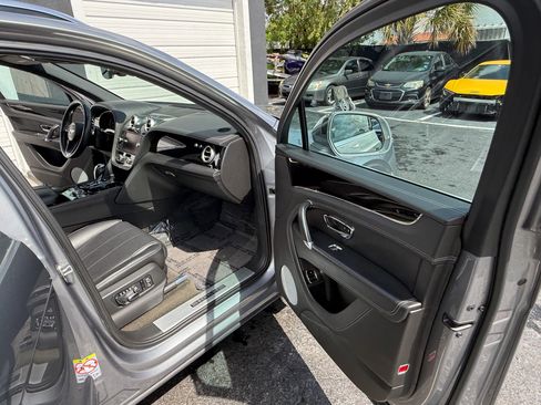 Used 2018 Bentley Bentayga Onyx Edition AWD/4WD image 18