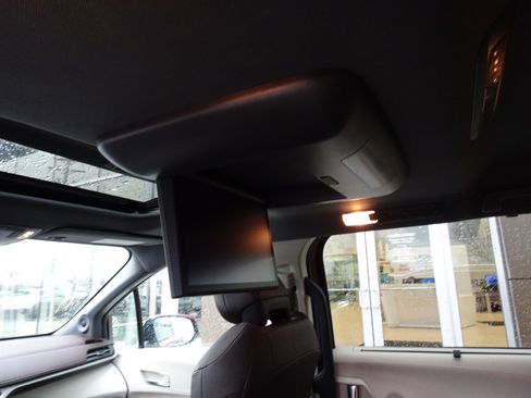 Used 2023 Toyota Sienna Platinum image 15