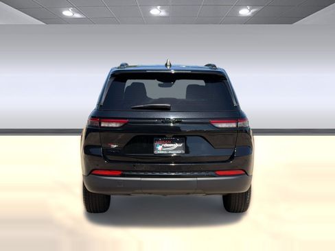 Used 2025 Jeep Grand Cherokee Altitude AWD/4WD image 10