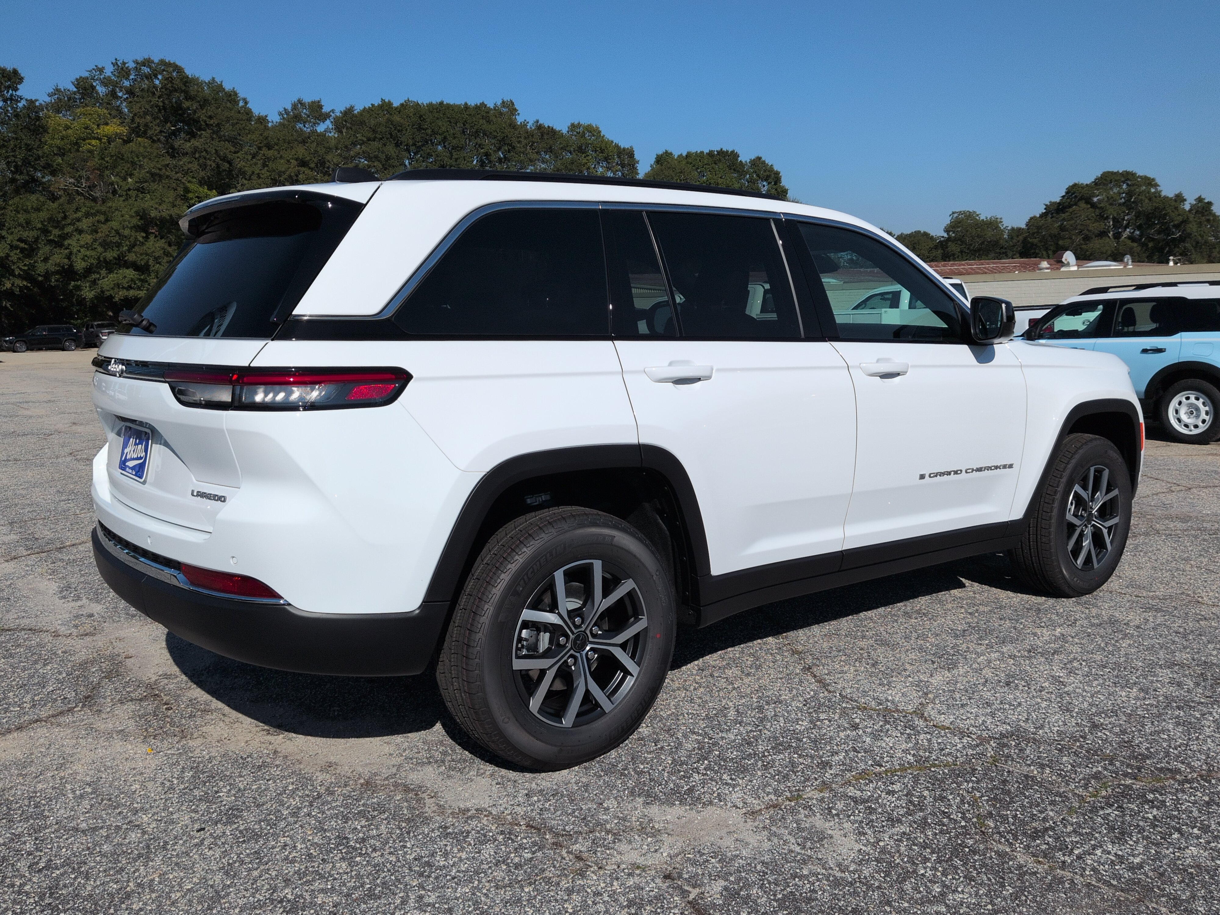 New 2027 Jeep Grand Cherokee Laredo RWD image 3