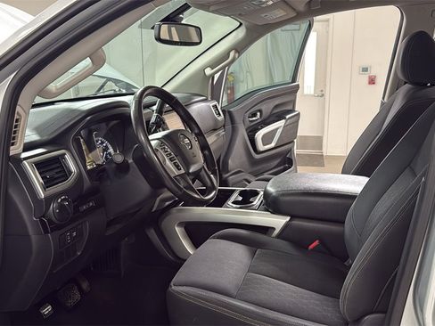 Used 2018 Nissan Titan SV w/ SV Convenience Package image 12