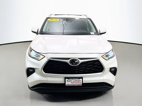 Used 2024 Toyota Highlander XLE AWD/4WD image 2